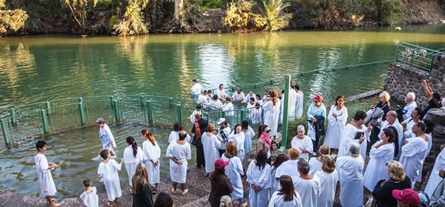 Peregrinos de Perijatours renovando su bautismo en el río Jordán, Tierra Santa